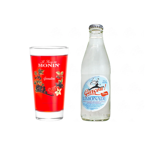Verre de diabolo au sirop Monin et bouteille de limonade en verre
