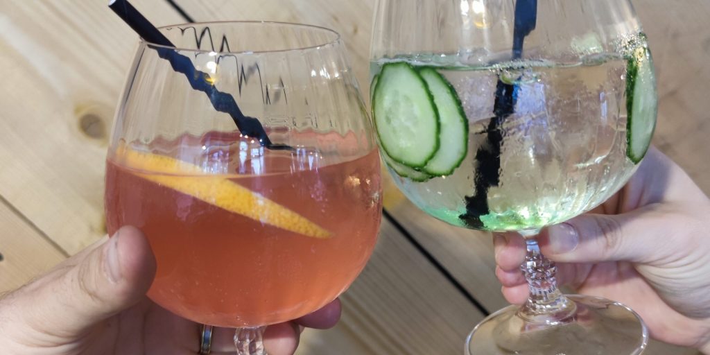 Cocktails sur fond bois